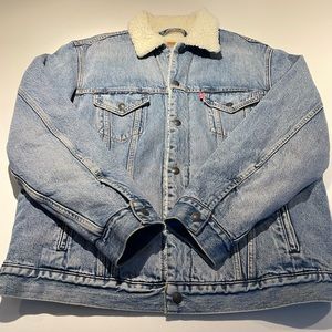 Levi’s Vintage Fit Sherpa jacket. Size L